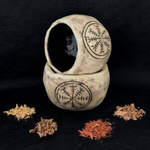 Zwei Rรคucherschalen mit Aegishjalmur