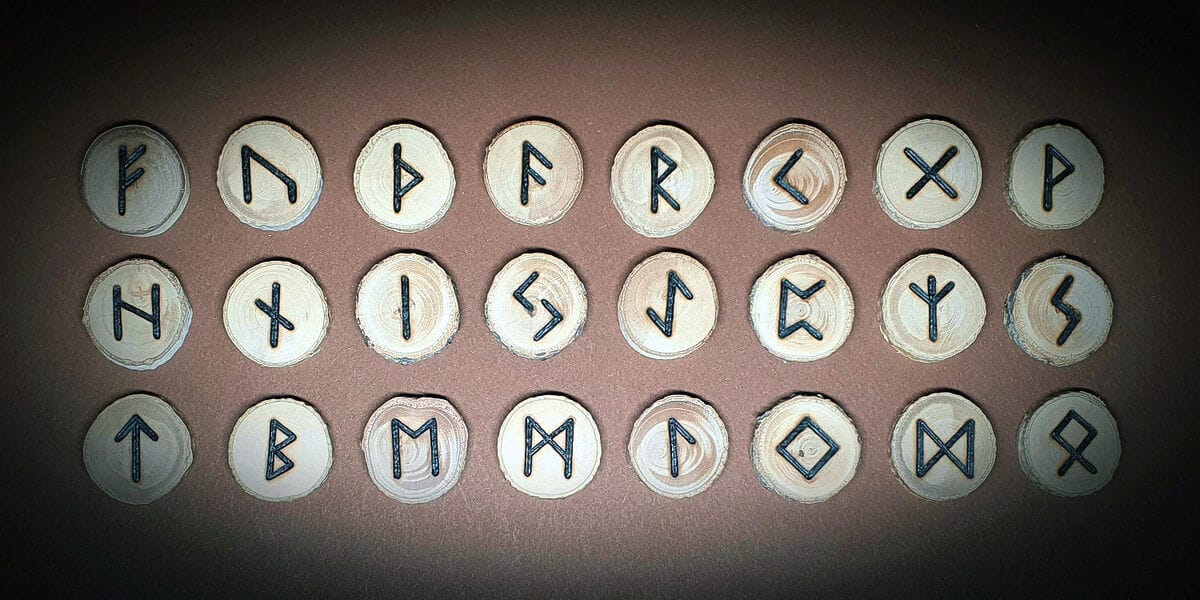 Handgefertigtes Runenset aus Birkenholz - älteres Futhark – Bild 2