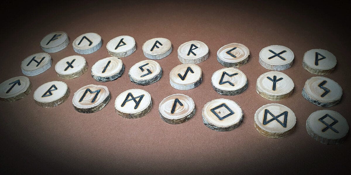 Handgefertigtes Runenset aus Birkenholz - älteres Futhark – Bild 3