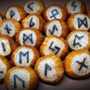 Handgefertigtes Runenset aus ganzen Haselnüssen - älteres Futhark