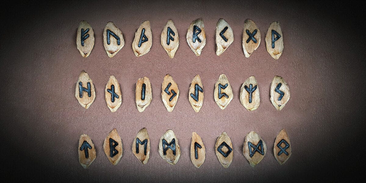 Runenset Aus Holz Mit Anleitungsbuch - 24 Runen Für Meditation & Spirituelle Praxis