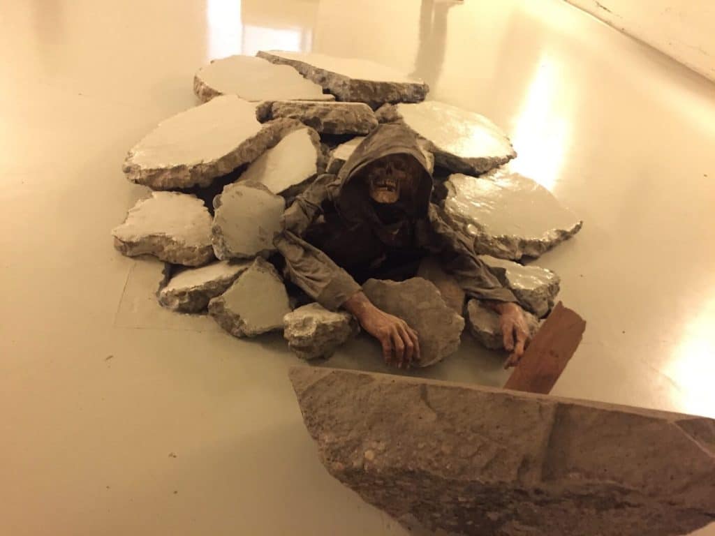 Hexe die aus dem Boden kommt