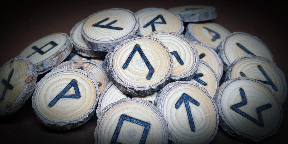 Handgefertigtes Runenset aus Schwarzkiefernholz – älteres Futhark