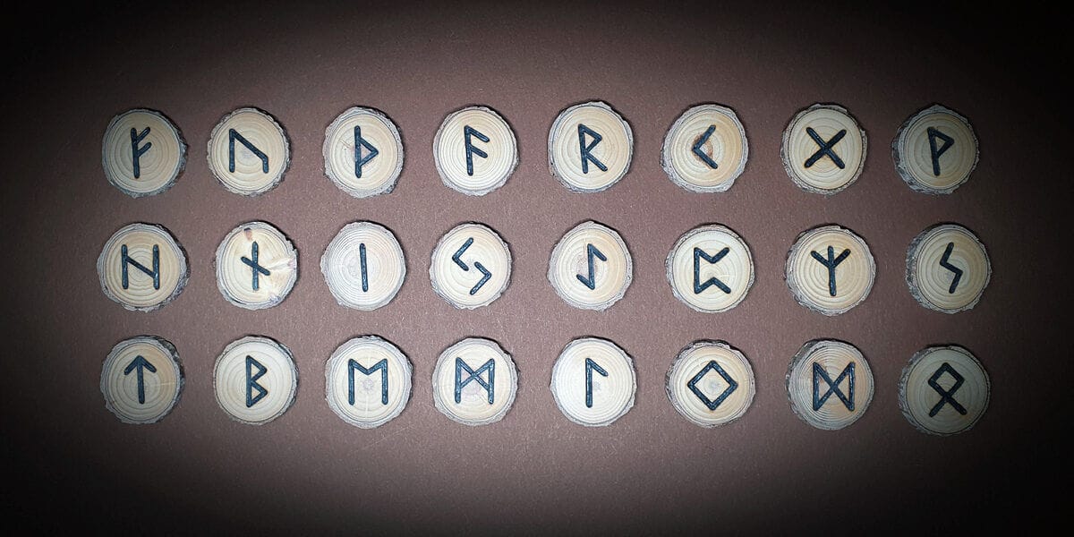 Handgefertigtes Runenset aus Schwarzkiefernholz – älteres Futhark – Bild 2
