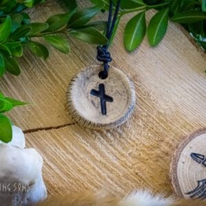 Runenanhänger nauthiz natur schwarz