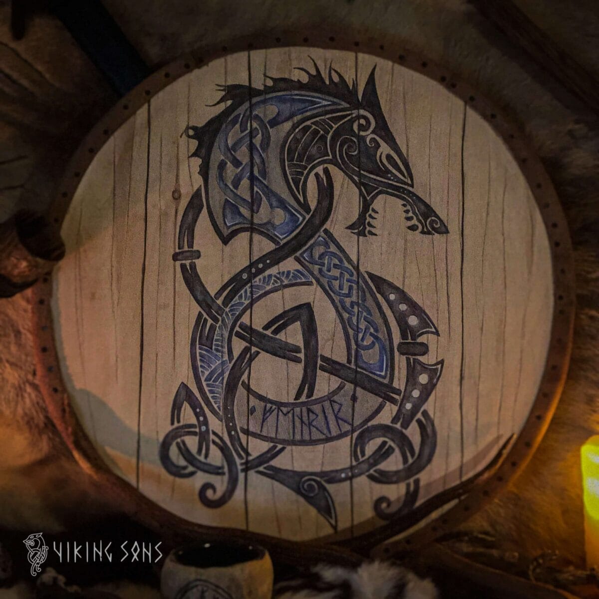 Wikingerschild aus Holz mit Abbildung des Fenriswolfes