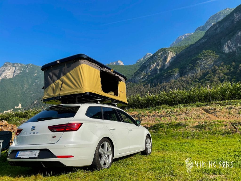 Seat Leon mit Hartschalen-Dachzelt