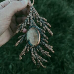 Verkupferte Statement Halskette mit Zypresse und Labradorit