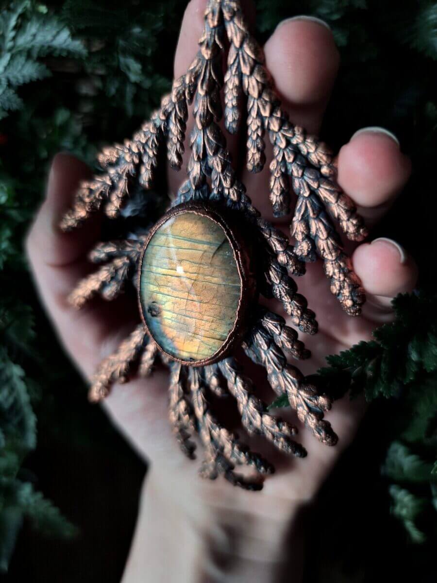 Verkupferte Statement Halskette mit Zypresse und Labradorit – Bild 2