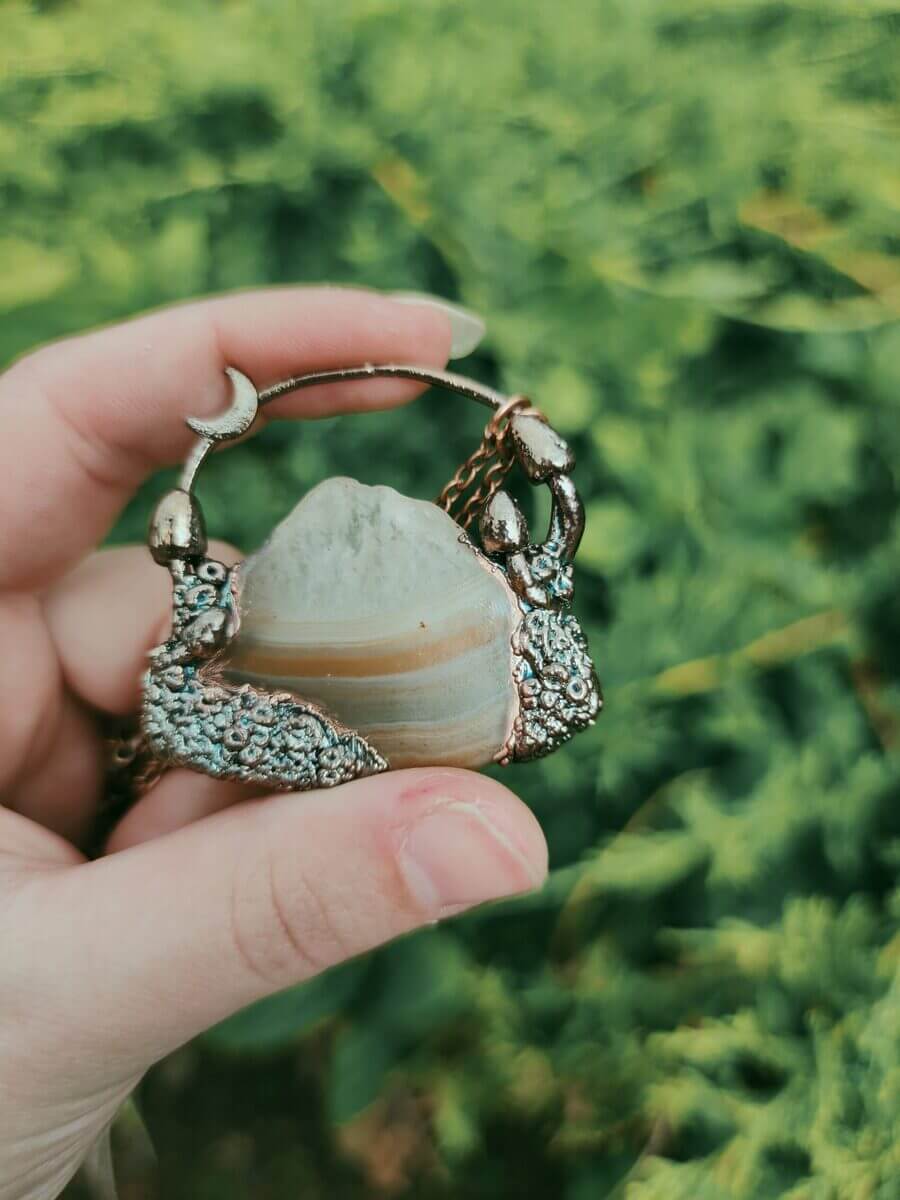 Verkupferte Achatscheibe mit Pilzen und Mond – Bild 2