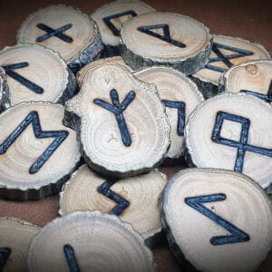 Handgefertigtes Runenset aus Erlenholz - älteres Futhark