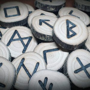 Handgefertigtes Runenset aus Haselnussholz - älteres Futhark