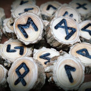 Handgefertigtes Reiserunenset aus Rotfichtenholz - älteres Futhark