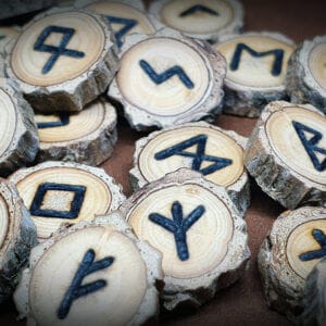 Handgefertigtes Reiserunenset aus Schwarzkiefernholz - älteres Futhark