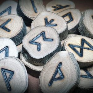 Handgefertigtes Runenset aus Olivenholz - älteres Futhark