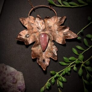 Verkupfertes Ahornblatt mit Rhodochrosit, Bergkristall und schwarzem Onyx