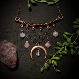 Halbmond Collier mit Selenitperlen