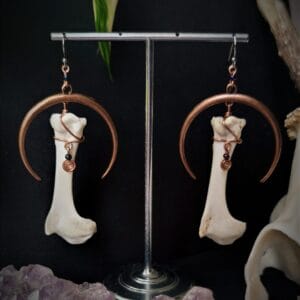 Knochenohrringe mit Halbmonden