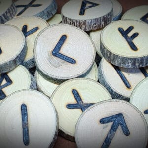 Handgefertigtes Runenset aus Ahornholz - älteres Futhark