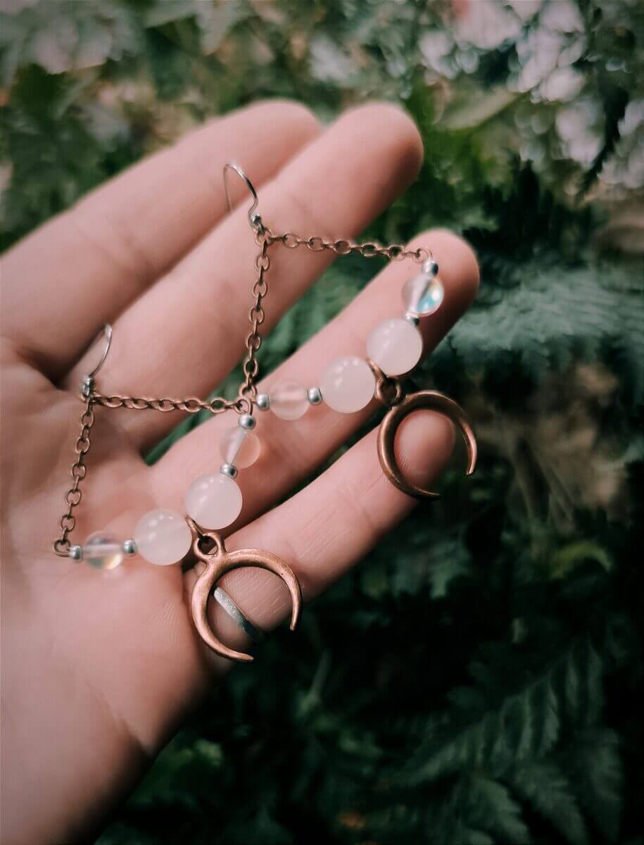 Halbmond Hängeohrringe mit Selenitperlen – Bild 2