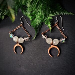 Halbmond Hängeohrringe mit Selenitperlen