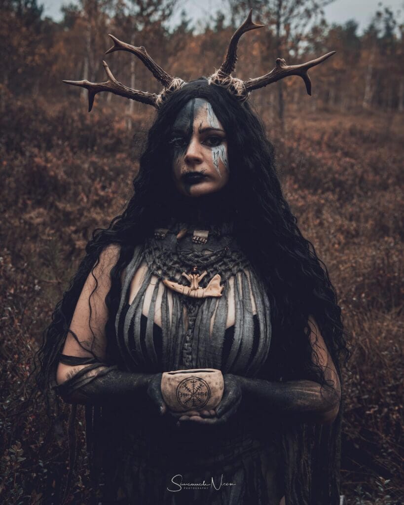 Model mit Räucherschale mit Aegisjhalmur Symbol