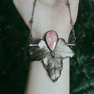 Verkupferte Efeu Halskette mit Rhodochrosit