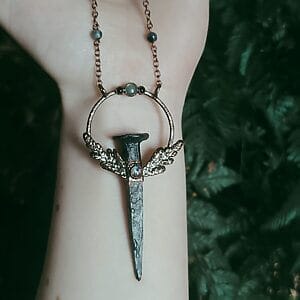 Eisennagel Schutztalisman mit Halbedelstein