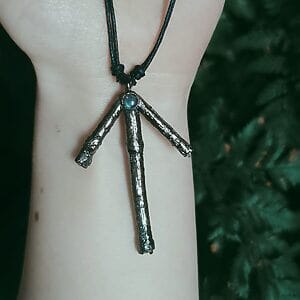 Verschiedene Runen Halsketten aus Zweigen