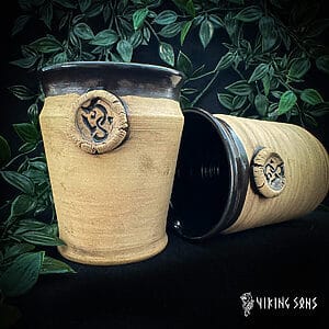 Handgefertigte Metbecher aus Keramik