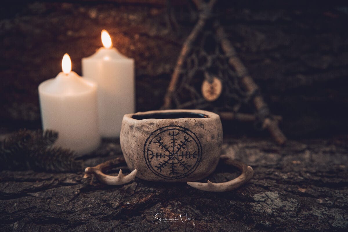 Räucherschale mit Aegisjhalmur Symbol Kerzen im Hintergrund