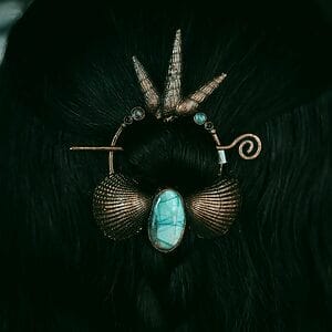 Haarspange / Brosche mit verkupferten Muscheln und Labradorit