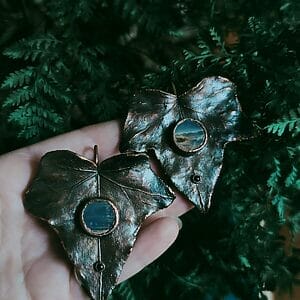 Ohrhänger für Tunnel aus verkupferten Efeublättern