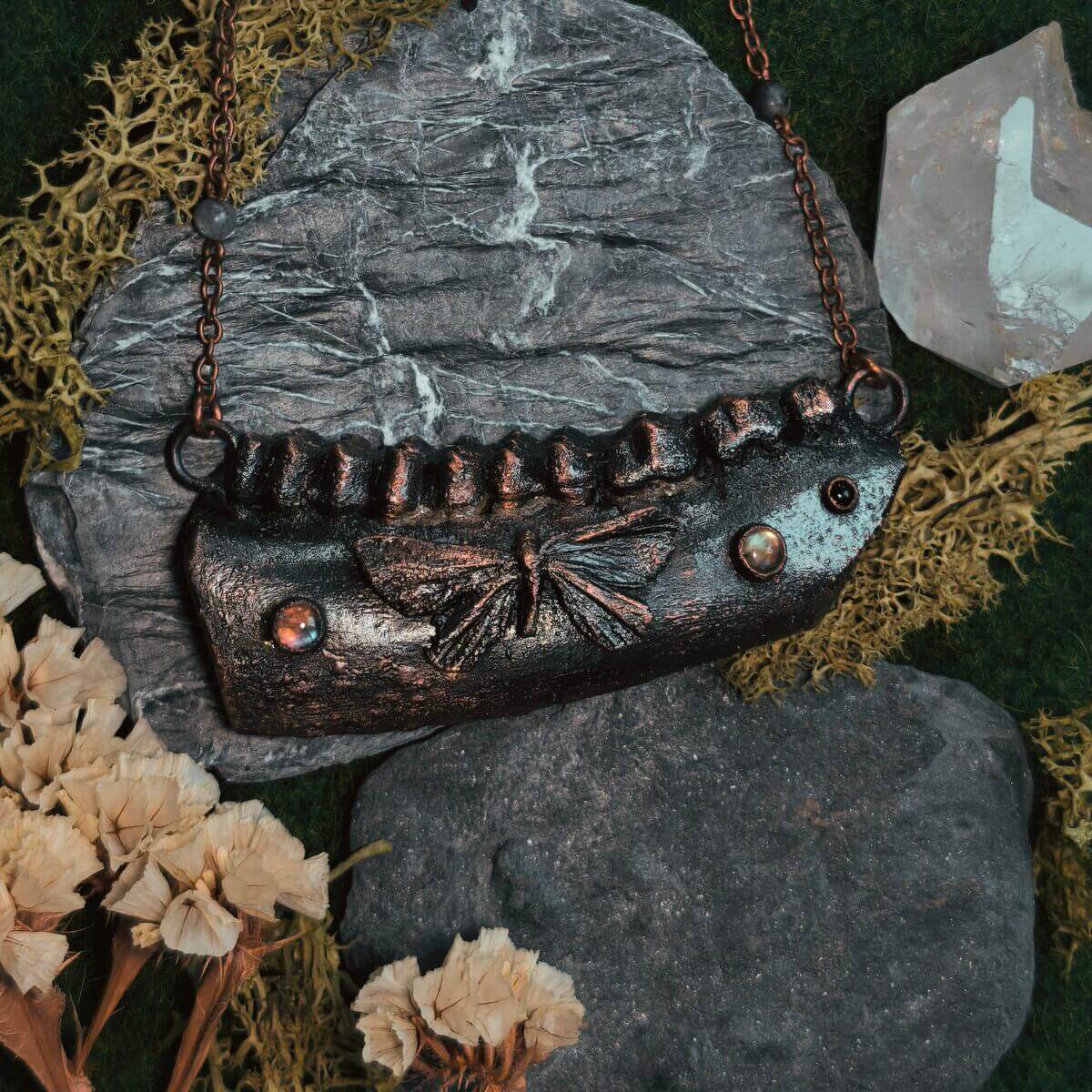 Statement Kette mit echtem Rehkiefer, Motte, Labradorit & Onyx