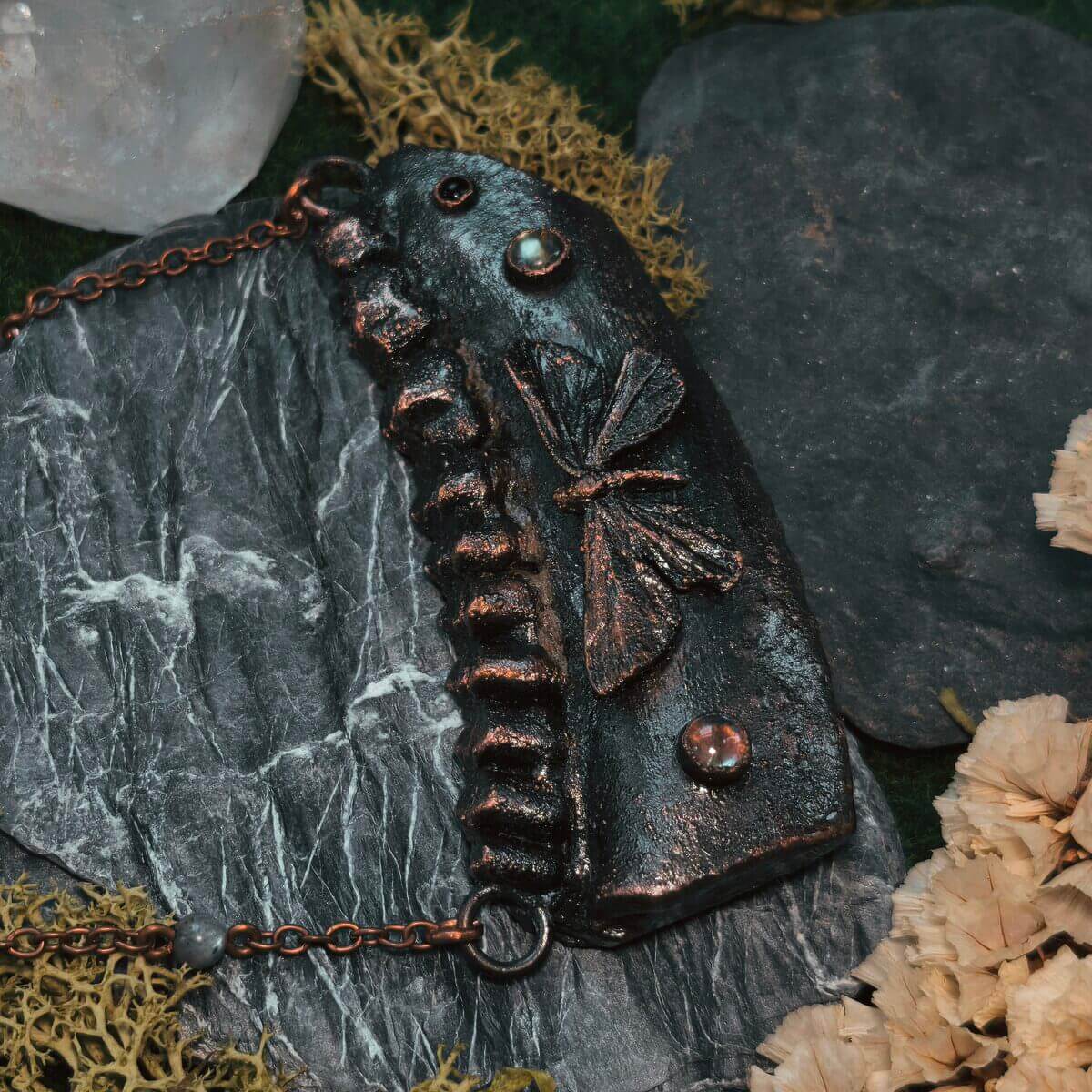 Statement Kette mit echtem Rehkiefer, Motte, Labradorit & Onyx โ Bild 3
