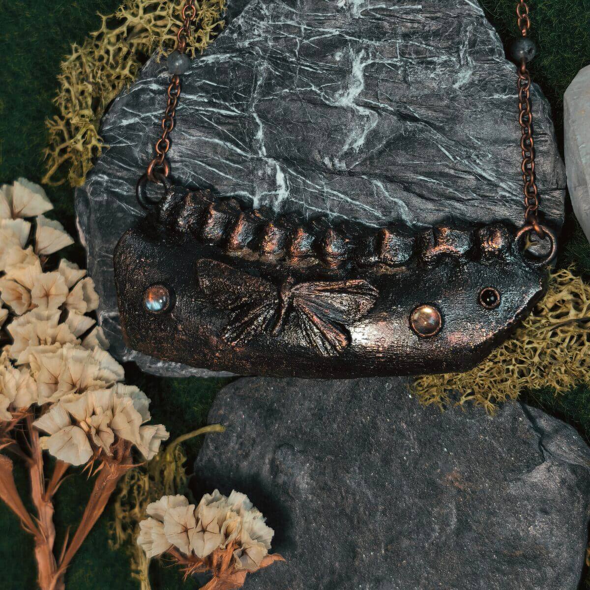 Statement Kette mit echtem Rehkiefer, Motte, Labradorit & Onyx โ Bild 5