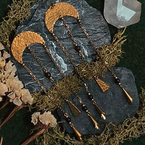 Lange Messing-Ohrringe mit Granat & Obsidian – Antike Göttinnen Ohrringe