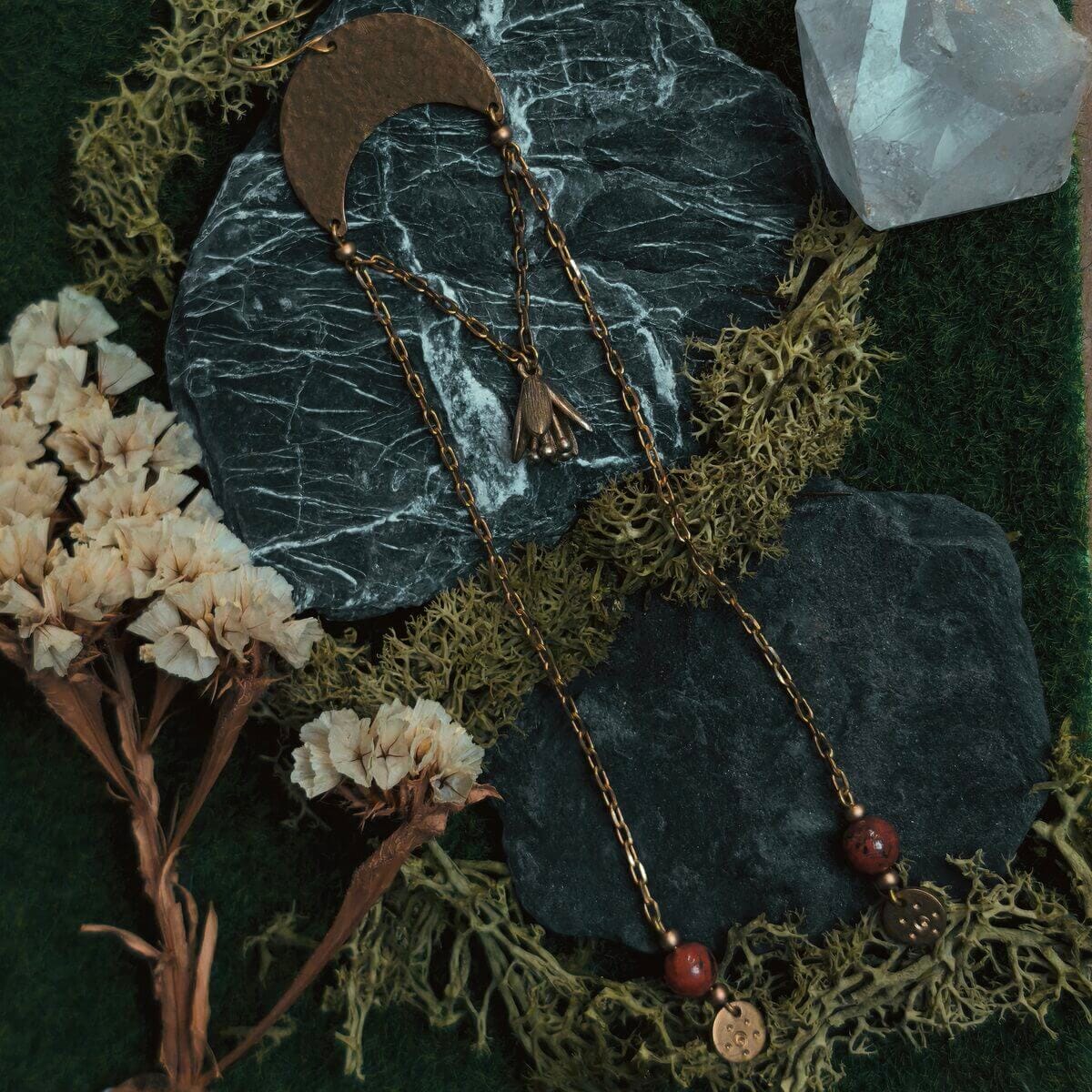 Lange florale Messing-Ohrringe mit rotem Jaspis – Antike Göttinnen Ohrringe – Bild 2