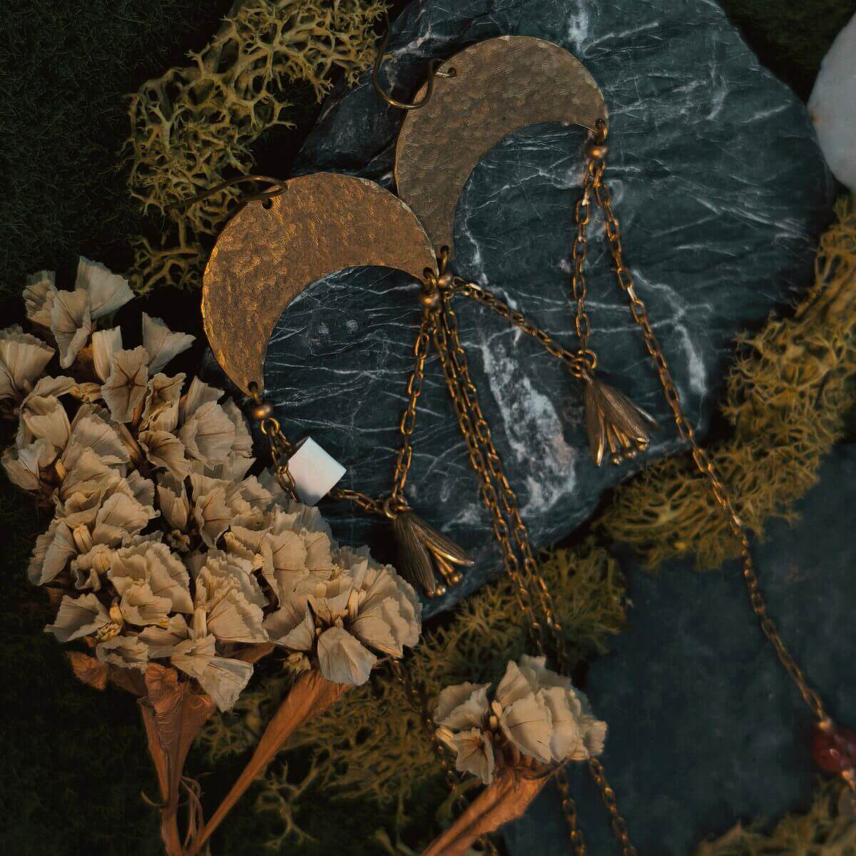 Lange florale Messing-Ohrringe mit rotem Jaspis – Antike Göttinnen Ohrringe – Bild 3