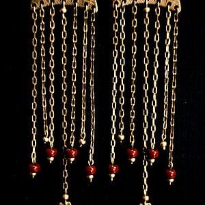 Lange Messing-Ohrringe mit roten Perlen – Antike Göttinnen Ohrringe